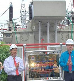 Gắn biển thi đua công trình chào mừng Đại hội Công đoàn Điện lực Việt Nam